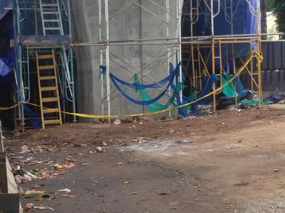 Foto: Beton LRT Roboh di Kayu Putih Kini Digaris Polisi