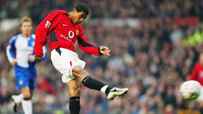   Kleberson of Manchester United strikes the ball during the FA Barclaycard Premiership match between Manchester United and Blackburn Rovers at Old Trafford on November 22, 2003 in Manchester, England.  Manchester United won the match 2-1. (Photo by Mark Thompson/Getty Images)