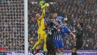 Willy Caballero, kiper (Chelsea). Tampil menggantikan Thibaut Courtois, ia membuat sejumlah penyelamatan untuk membuat gawang Chelsea tetap perawan sampai akhir pertandingan lawan Brighton. (Foto: Hannah McKay/Reuters)