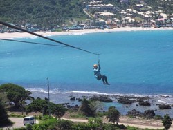 Memacu Adrenalin, Zipline Ini Ada di Atas Pantai