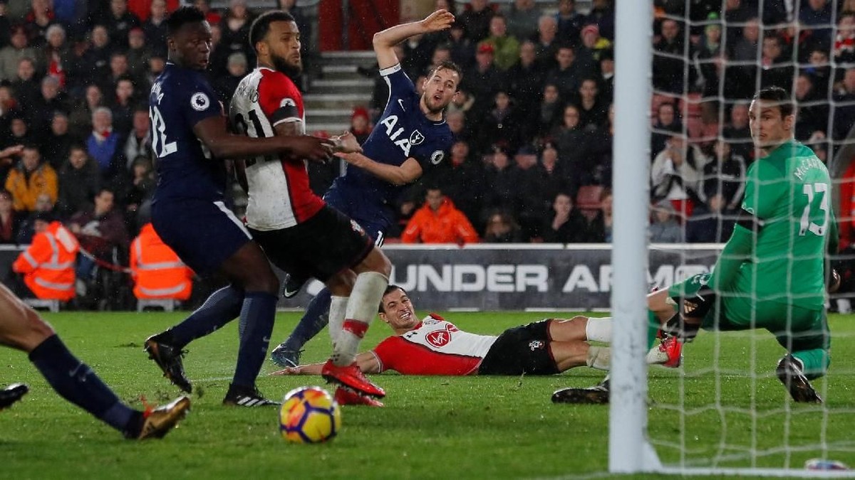 Southampton (merah) sukses menahan imbang Tottenham Hotspur 1-1 (Foto: David Klein/REUTERS)