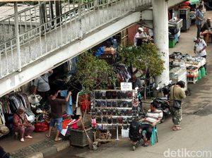 Pak Anies, Trotoar Jatinegara Disesaki PKL dan Parkir Liar Nih!