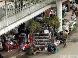 Pak Anies, Trotoar Jatinegara Disesaki PKL dan Parkir Liar Nih!