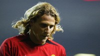 Diego Forlan memulai karier di Eropanya kala berseragam Manchester United di tahun 2002 sampai 2004. Dari 63 penampilannya di Liga Inggris, dirinya cuma 10 kali mencetak gol. Begitu pindah ke Liga Spanyol (bermain untuk Villareal kemudian Atletico Madrid), dirinya baru meledak dan makin matang dengan total 128 gol dari 240 penampilan (Getty Images)