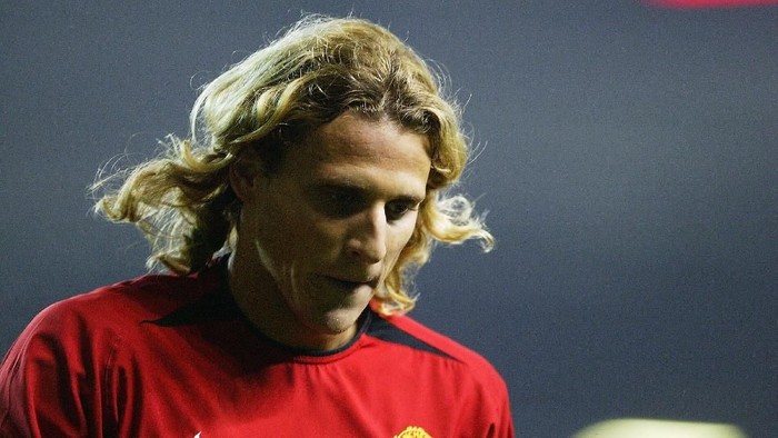 MANCHESTER, ENGLAND - FEBRUARY 11:  Diego Forlan of Manchester United at the end of the FA Barclaycard Premiership match between Manchester United and Middlesbrough at Old Trafford on February 11, 2004 in Manchester, England.  (Photo by Clive Mason/Getty Images)