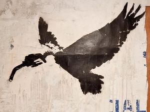 Lukisan Banksy Ditemukan dalam Kontainer Terlantar di Pinggir Pantai Lukisan Banksy Ditemukan dalam Kontainer Terlantar di Pinggir Pantai