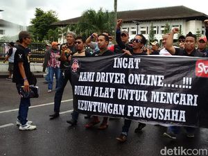 Sopir Taksi dan Ojek Online Bandung Tolak Permenhub 108 Sopir Taksi dan Ojek Online Bandung Tolak Permenhub 108