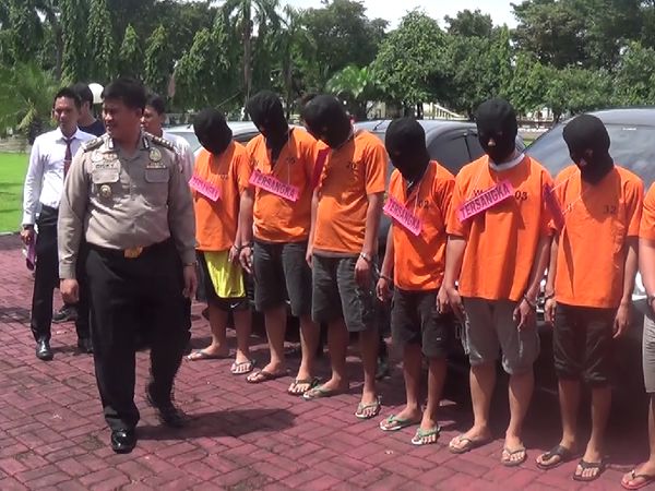Foto: Barisan Para Pengemudi Grab Pengantar Tuyul