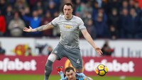 Phil Jones, bek tengah (Manchester United). Jones berkomitmen penuh dalam mengawal pergerakan Ashley Barnes dari Burnley, seraya memenangi 10 duel udara, dalam membantu MU kembali mencatatkan clean sheet. (Foto: Phil Noble/Reuters)