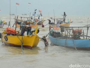 Perahu Dihantam Ombak, Dua Nelayan Rembang Hilang Perahu Dihantam Ombak, Dua Nelayan Rembang Hilang