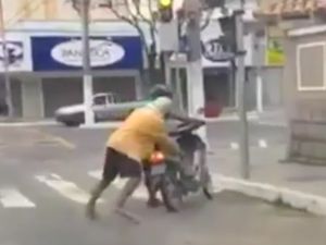 Ada yang Bisa Tebak Penumpang dan Pengendara Ini Kenapa?