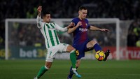 Thomas Vermaelen (kanan) dilepas Barcelona dan kini tengah mencari klub. Bek tengah 33 tahun ini punya pengalaman untuk ditawarkan. (Foto: Jon Nazca/Reuters)