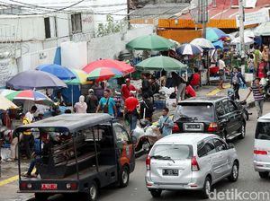 Merawat Sektor Informal