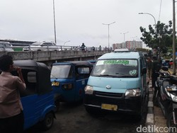 Sopir Angkot Mogok, Penumpang di Tanah Abang Bingung Cari Angkutan