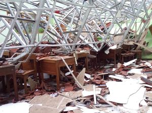 Atap Sekolah di Jepara Roboh Diterjang Angin, Sejumlah Siswa Luka