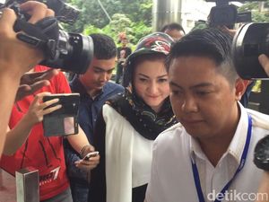 Tiba di KPK, Istri Setya Novanto Hanya Diam Tiba di KPK, Istri Setya Novanto Hanya Diam