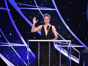 Kristen Bell Sukses Jadi Host SAG Awards 2018 Kristen Bell Sukses Jadi Host SAG Awards 2018