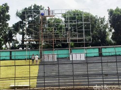 Papan skor di stadion juga akan diganti dengan yang baru.