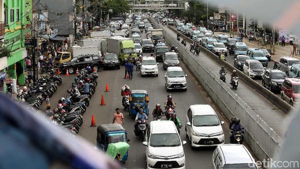 Dikuasai PKL dan Parkir Liar, Kawasan Jatinegara Kembali Semrawut