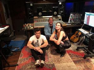 Pesta Mati Lampu ala Dua Lipa, Diplo dan Mark Ronson
