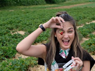 Ah, 10 Pose Cantik Luna Maya Bersama Makanan Ini Bikin Gagal Fokus!