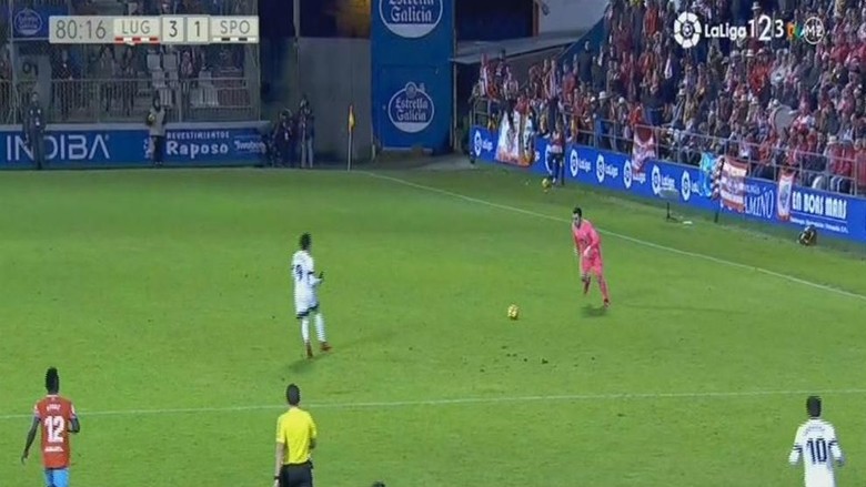 Kiper Ini Cetak Gol Spektakuler dari Tengah Lapangan Kiper Ini Cetak Gol Spektakuler dari Tengah Lapangan