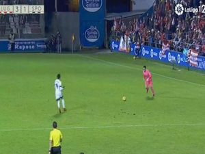 Kiper Ini Cetak Gol Spektakuler dari Tengah Lapangan