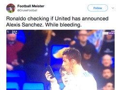 Yang ini, Ronaldo disebut mengecek apa Alexis Sanchez sudah diumumkan sebagai pemain Manchester United. Sambil berdarah-darah. (Foto: Internet)