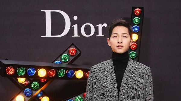 Gaya Song Joong Ki di Show Dior yang Tak Kalah Keren dari Robert Pattinson