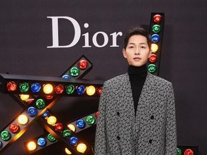 Gaya Song Joong Ki di Show Dior yang Tak Kalah Keren dari Robert Pattinson