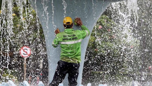 Perawatan Air Mancur Bunderan BI Jakarta