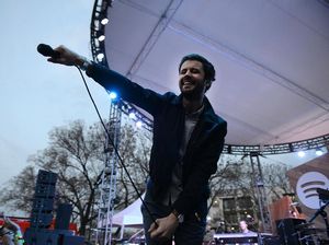Butuh Uang, Vokalis Passion Pit Kembali Tur
