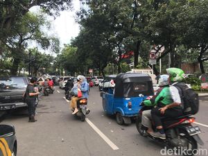 Demo Sopir Angkot depan DPRD DKI Bubar, Lalin Kembali Normal Demo Sopir Angkot depan DPRD DKI Bubar, Lalin Kembali Normal