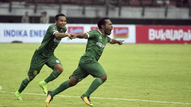 Ferinando Pahabol tampil gemilang dan kerap merepotkan barisan pertahanan Madura United.