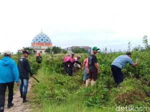 Senangnya Warga Ikut Program Padat Karya Jokowi Senangnya Warga Ikut Program Padat Karya Jokowi