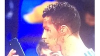 Dalam meme ini, staf medis Madrid diduga terpukau karena Ronaldo rupanya menyempatkan diri selfie. Simak tatapan mata dan ekspresi wajah staf itu. (Foto: Internet)