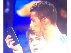 Dalam meme ini, staf medis Madrid diduga terpukau karena Ronaldo rupanya menyempatkan diri selfie. Simak tatapan mata dan ekspresi wajah staf itu. (Foto: Internet)