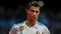 Tapi Ronaldo akhirnya bisa melanjutkan pertandingan. Zidane memastikan bintang Los Blancos itu tidak mengalami cedera serius. (Foto: Gonzalo Arroyo Moreno/Getty Images)
