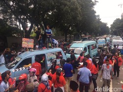 Sopir Angkot Tanah Abang Blokir Jalan Kebon Sirih, Lalin Macet