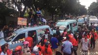 Foto: Sopir Angkot Tanah Abang Memblokir Jalan Kebon Sirih