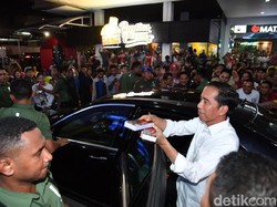 Jokowi Susuri Sawah Lihat Irigasi Saat Gerimis di Dharmasraya