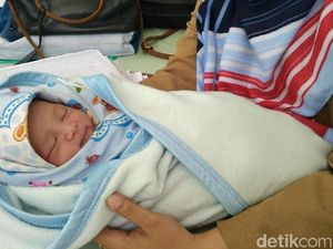 Warga Cirebon Temukan Bayi Lucu Ini di Tempat Sampah