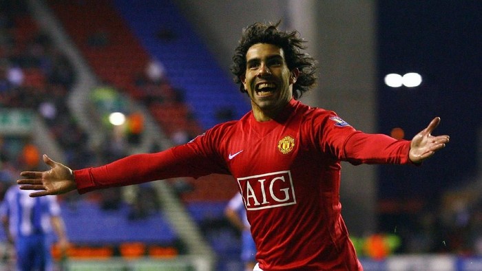 WIGAN, ENGLAND - MAY 13:  Carlos Tevez of Manchester United celebrates after scoring the equalizing goal during the Barclays Premier League match between Wigan Athletic and Manchester United at the JJB Stadium on May 13, 2009 in Wigan, England.  (Photo by Alex Livesey/Getty Images)