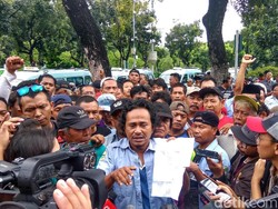 Mogok Narik, Sopir Angkot Tanah Abang Demo di Balai Kota DKI