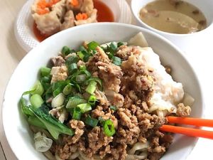 Awali Hari Senin dengan Sarapan Mie Ayam Komplet yang Hangat Gurih Ini