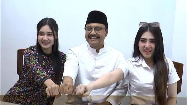 Foto: Gus Ipul Diapit Via Vallen-Nella Kharisma
