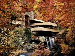 Adem, Rumah Ini di Atas Air Terjun Dikelilingi Pohon Rimbun