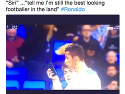 Meme ini berkelakar bahwa Ronaldo sebenarnya sedang menggunakan aplikasi Siri, yang ceritanya jadi seperti cermin ajaib di dongeng, untuk bertanya siapa pemain terganteng dunia. (Foto: Internet)