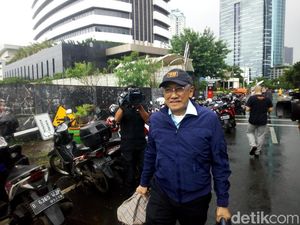 Usai Diperiksa KPK, Dirut RS Medika Hanya Lempar Senyum