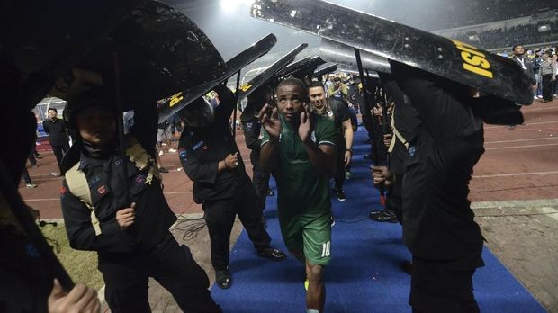 Para pemain PSMS Medan mendapatkan pengawalan ketat usai mengalahkan Persib 2-0. (
